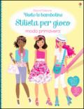 Stilista per gioco. Moda primavera. Vesto le bamboline. Con adesivi