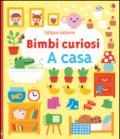 A casa. Bimbi curiosi