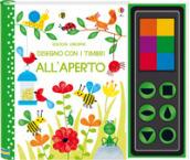 All'aperto. Disegno con i timbri. Ediz. a colori. Con gadget