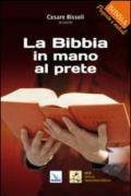 La Bibbia in mano al prete