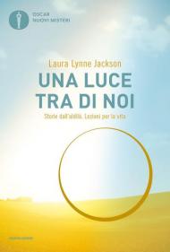 Una luce tra di noi. Storie dall'aldilà. Lezioni per la vita