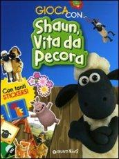 Gioca con Shaun, vita da pecora. Con adesivi. Ediz. illustrata