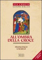 All'ombra della croce. Via crucis. Schema biblico. Ediz. a caratteri grandi