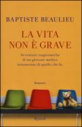 La vita non è grave: Avventure tragicomiche di un giovane medico innamorato di quello che fa.