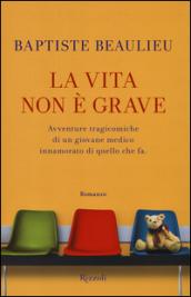 La vita non è grave: Avventure tragicomiche di un giovane medico innamorato di quello che fa.