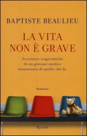 La vita non è grave: Avventure tragicomiche di un giovane medico innamorato di quello che fa.