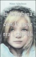 La bambina con la neve tra i capelli