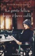 La gente felice legge e beve caffè.