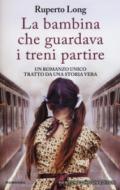 La bambina che guardava i treni partire