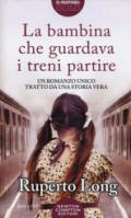 La bambina che guardava i treni partire