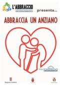 Abbraccia un anziano