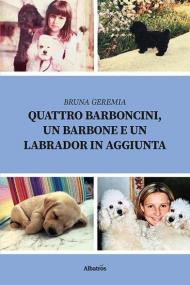 Quattro barboncini, un barbone e un labrador in aggiunta