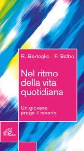 Nel ritmo della vita quotidiana. Un giovane prega il rosario