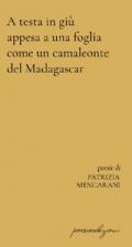 A testa in giù appesa a una foglia come un camaleonte del Madagascar