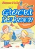 Giochi all'aperto. Al parco, in giardino, in cortile