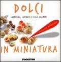 Dolci in miniatura. Pasticcini, cupcakes e dolci mignon