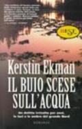 Il buio scese sull'acqua