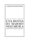 Una donna di marmo nell'aiuola