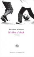 It's five o'clock. Ediz. italiana
