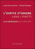 L'ospite d'onore lava i piatti: Due generazioni allo specchio