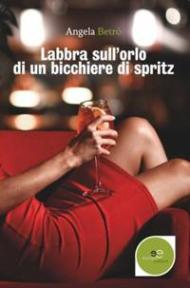 Labbra sull'orlo di un bicchiere di spritz