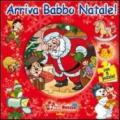 Arriva Babbo Natale! Ediz. illustrata. Con 5 puzzle