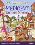 Il Medioevo. Un libro stickers