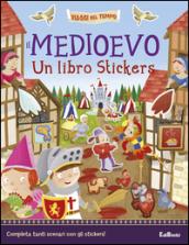 Il Medioevo. Un libro stickers