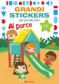 Al parco. Grandi stickers per piccole mani. Con adesivi. Ediz. illustrata