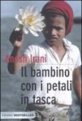 Il bambino con i petali in tasca