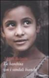 La bambina con i sandali bianchi