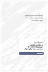 L' ulivo solitario in un lento cader di foglie d'emozione