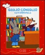 Giulio Coniglio va in biblioteca. Ediz. illustrata. Con DVD