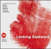 Looking eastward. Contemporary artists from Russia, Ukraine, Moldavia, Armenia and Uzbekistan. Ediz. italiana, inglese e russa