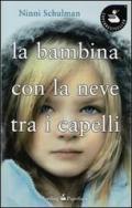 La bambina con la neve tra i capelli