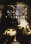 Il bambino che ride alle statue