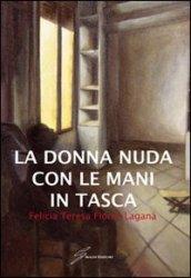 La donna nuda con le mani in tasca