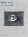 Sotto la tazza blu