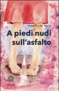 A piedi nudi sull'asfalto