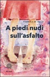 A piedi nudi sull'asfalto