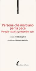 Persone che marciano per la pace Perugia