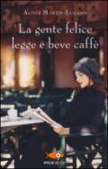 La gente felice legge e beve caffè