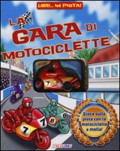 La gara di motociclette. Libri... in pista! Ediz. illustrata. Con gadget