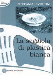 La seggiola di plastica bianca