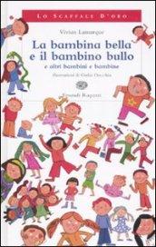 La bambina bella e il bambino bullo a altri bambini e bambine