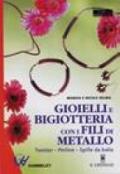 Gioielli e bigiotteria con i fili di metallo