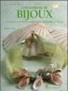 Collezione di bijioux realizzati con pietre semipreziose, madreperla e legno