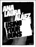 Ana Laura Alaez using your guns. Ediz. inglese e spagnola