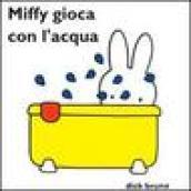 Miffy gioca con l'acqua