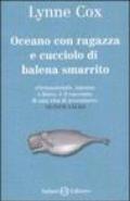 Oceano con ragazza e cucciolo di balena smarrito